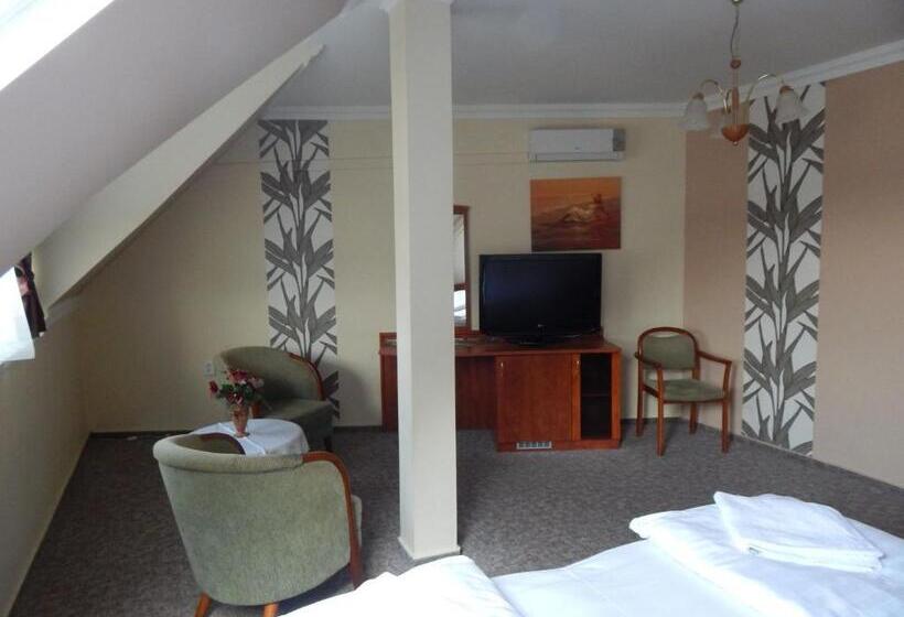 اتاق استاندارد چهار تخته, Major Panzió és étterem