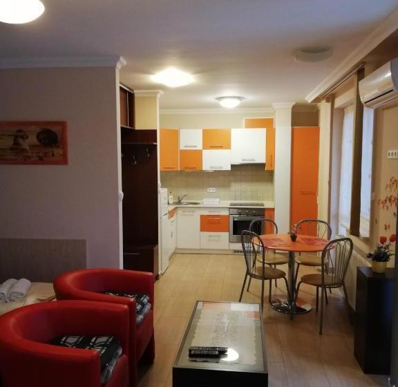 آپارتمان لوکس 1 خوابه, Major Panzió és étterem