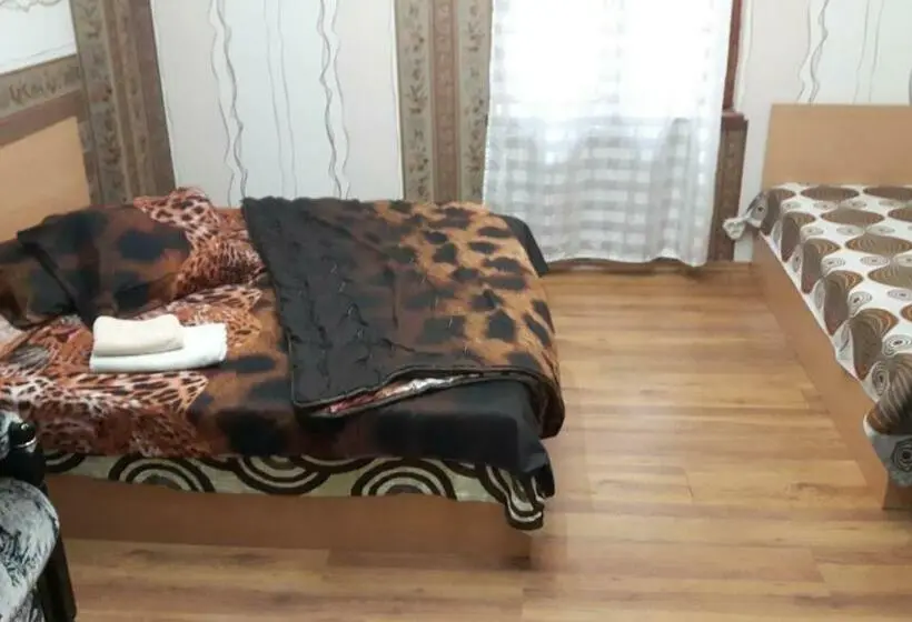 Standaard Driepersoonskamer met Gedeelde Badkamer, Hostel Alex 1