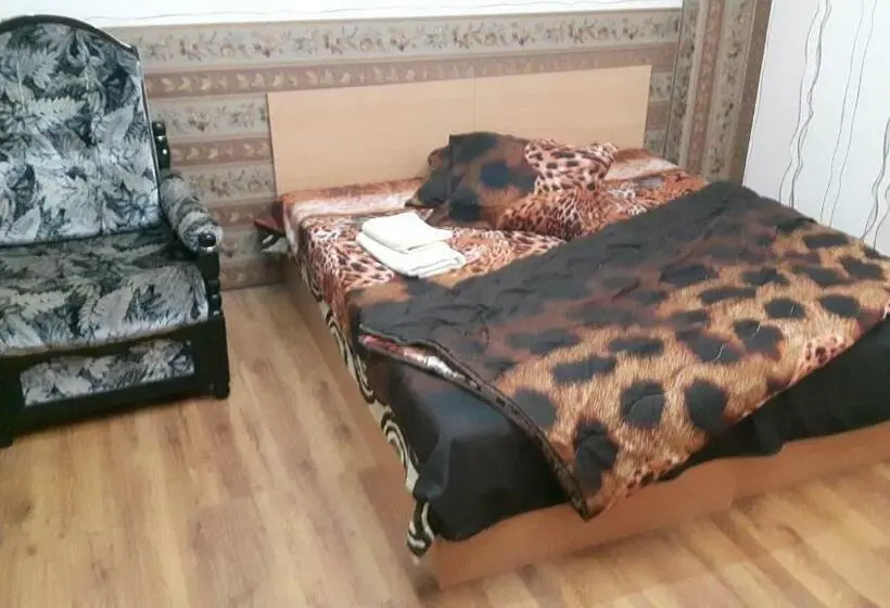 Standaard Driepersoonskamer met Gedeelde Badkamer, Hostel Alex 1