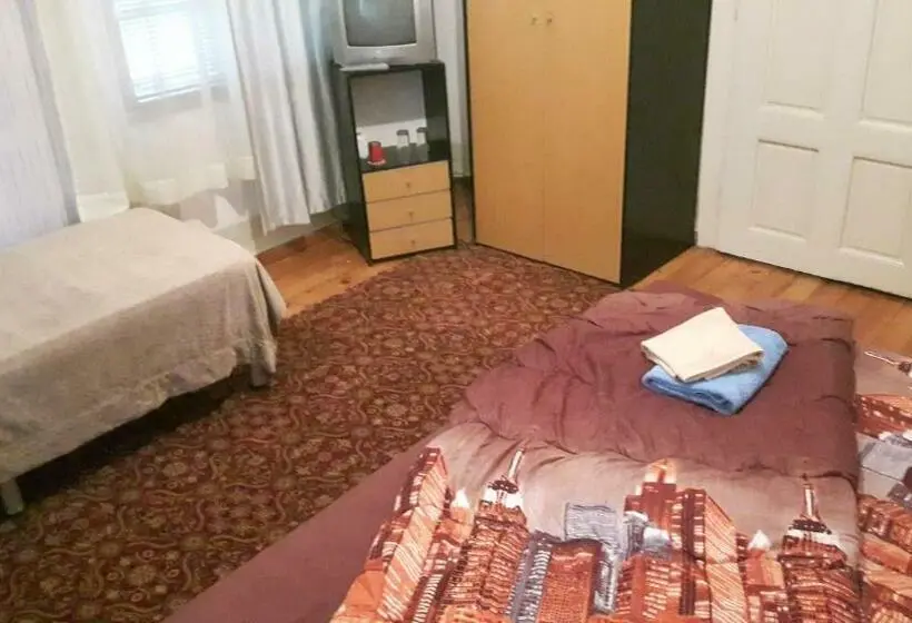 Standaard Driepersoonskamer met Gedeelde Badkamer, Hostel Alex 1