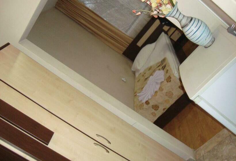 غرفة قياسية فردية مزودة بشُرفة, Han Krum