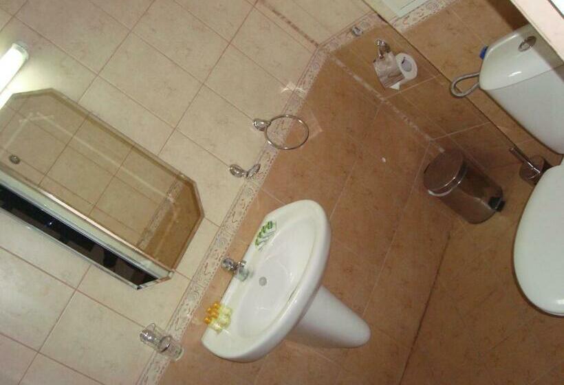 غرفة قياسية مزوَّدة بشُرفة, Han Krum