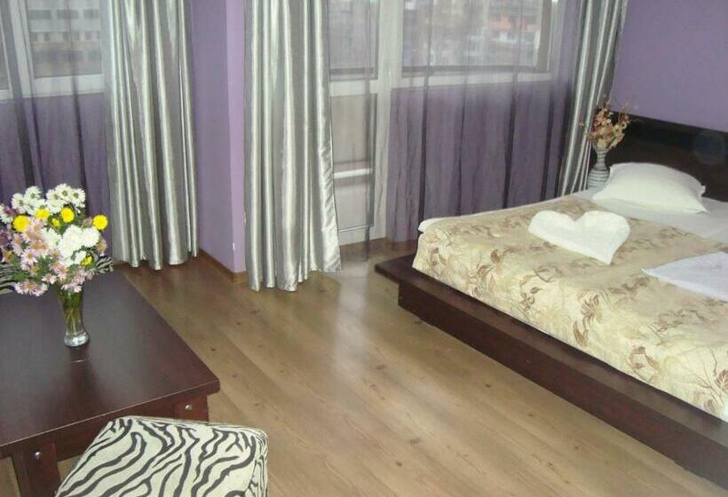 غرفة قياسية مزوَّدة بشُرفة, Han Krum