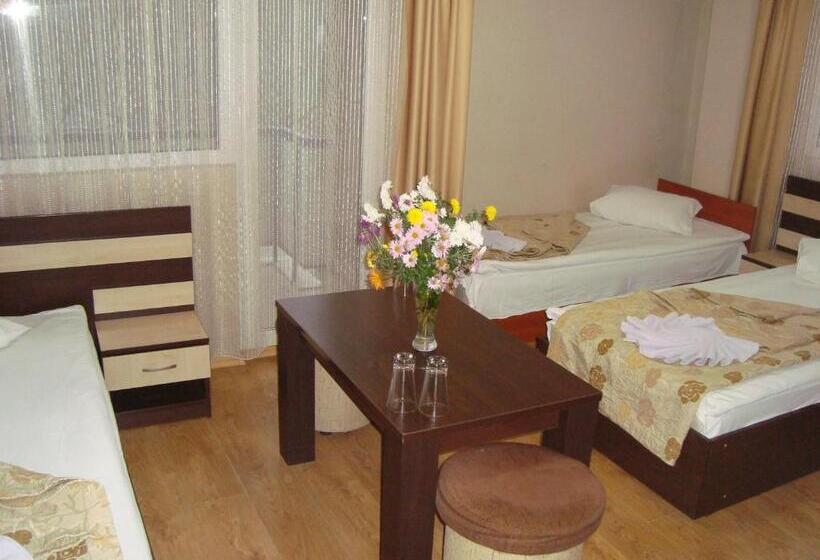 غرفة قياسية رباعية مزودة بشُرفة, Han Krum