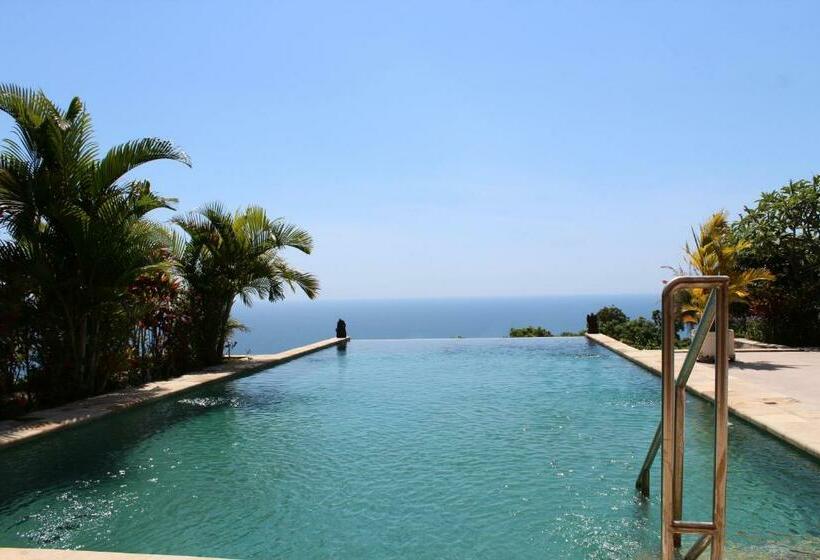 شقة دور أخير غرفتين نوم, The Hamsa