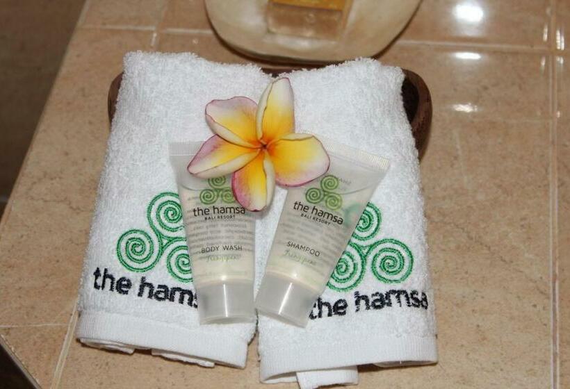 شقة دور أخير غرفتين نوم, The Hamsa