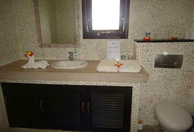 شقة غرفة واحدة, The Hamsa