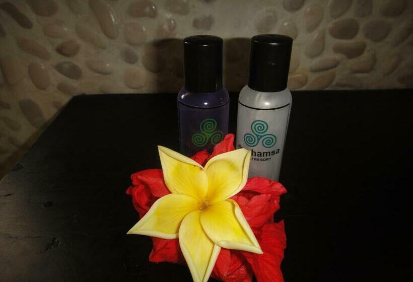 شقة غرفة واحدة, The Hamsa