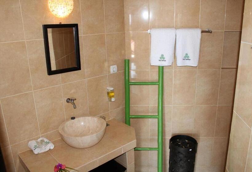 بنجلو قياسى مطل على البحر, The Hamsa