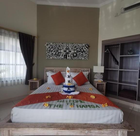 بنجلو قياسى مطل على البحر, The Hamsa