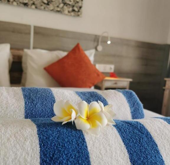 بنجلو قياسى مطل على البحر, The Hamsa