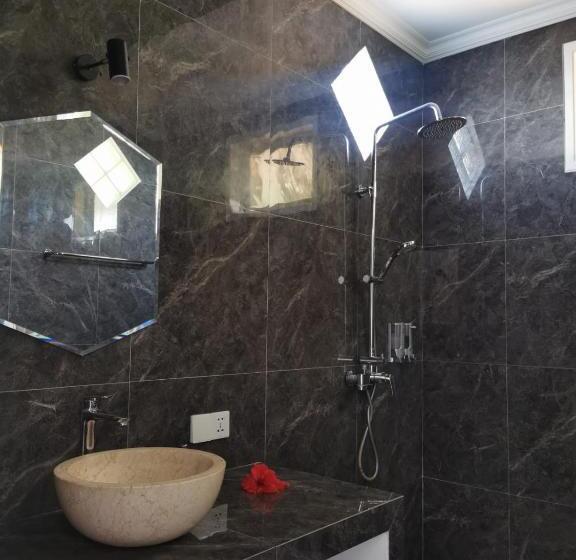 بنجلو قياسى مطل على البحر, The Hamsa