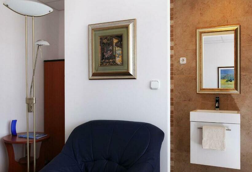 غرفة قياسية فردية, Sós Motel