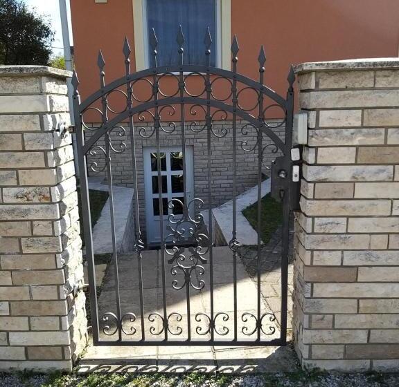 דירת חדר, Magdaléna Panzio