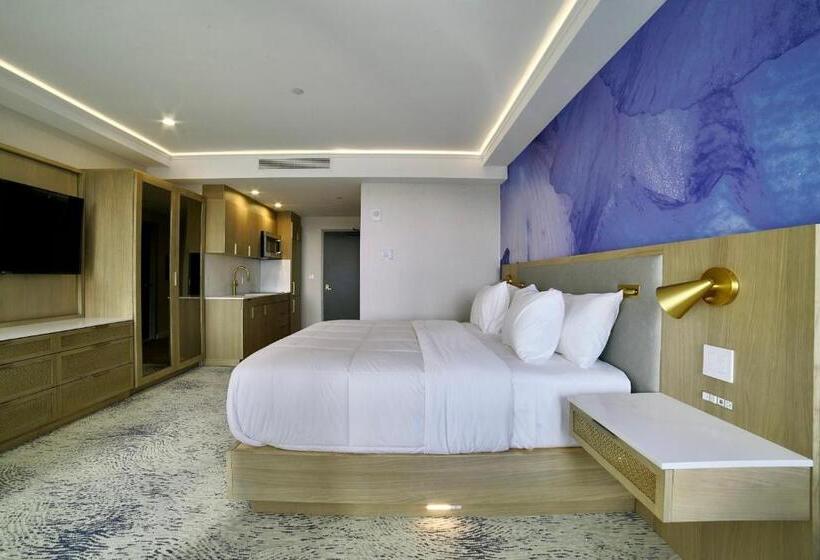 جناح جونيور, Iris Hotel Boston