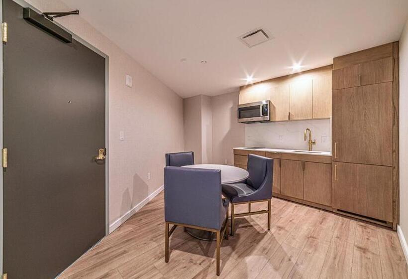 جناح عائلي, Iris Hotel Boston