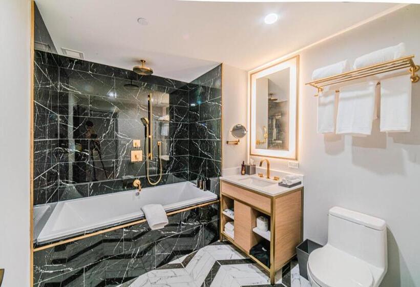 جناح, Iris Hotel Boston