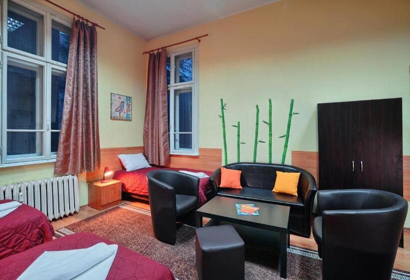 غرفة عائلية, Guest House 32