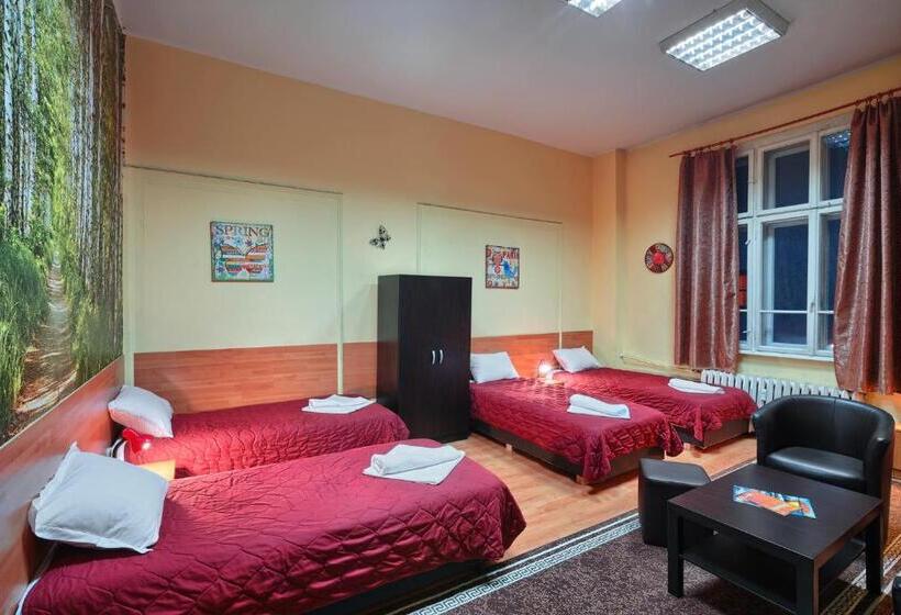 غرفة عائلية, Guest House 32