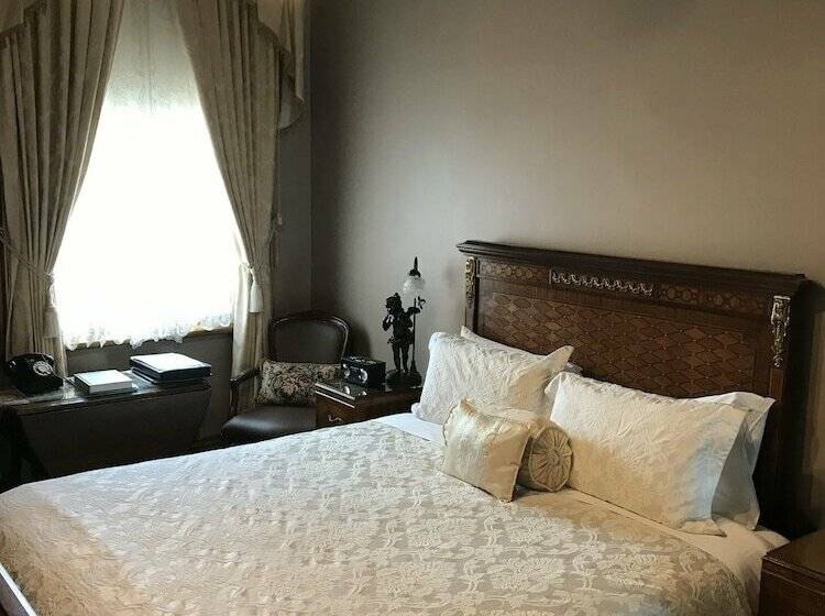 带大床的标准间, Freeman On Ford