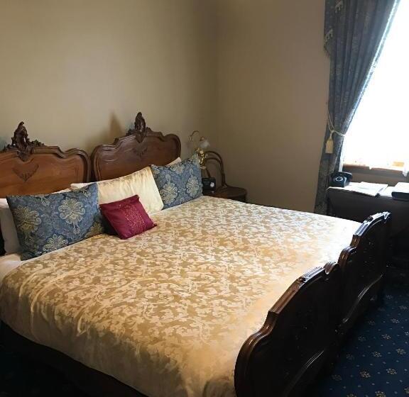 带大床的标准间, Freeman On Ford