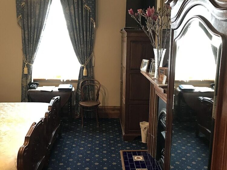 带大床的标准间, Freeman On Ford