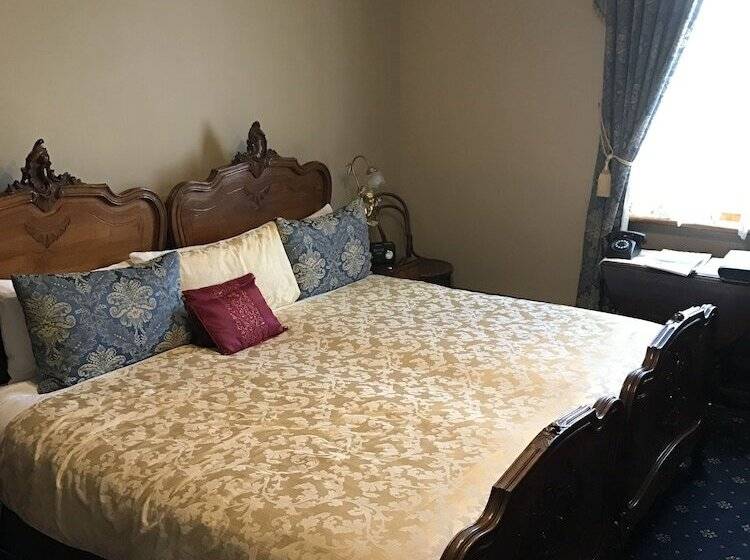 带大床的标准间, Freeman On Ford