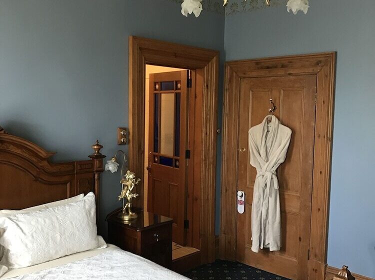 带大床的标准间, Freeman On Ford