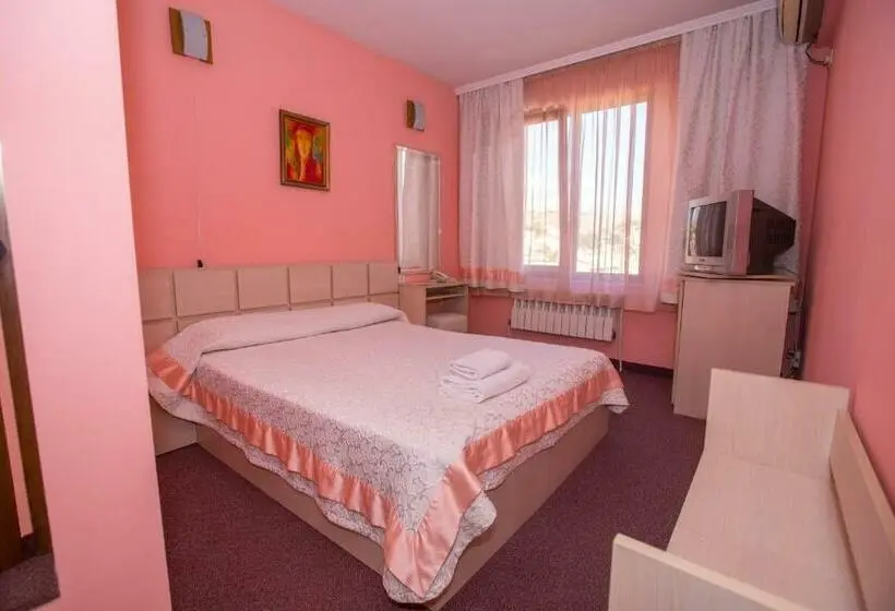 Standard Yhden Hengen Huone, семеен хотел сокол