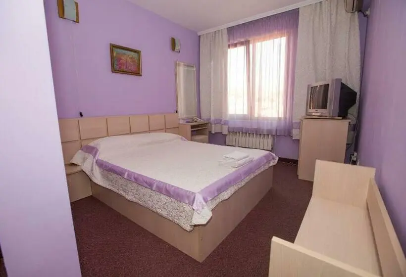 Standard Yhden Hengen Huone, семеен хотел сокол