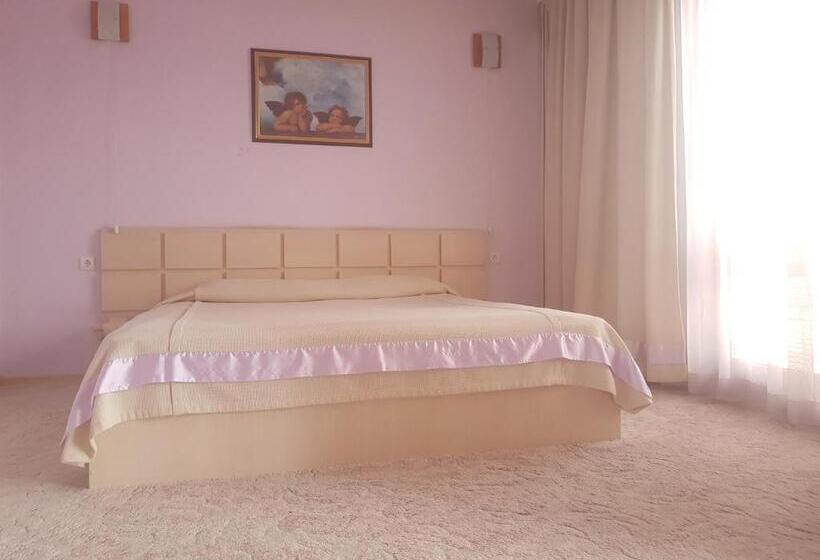 Полулюкс, семеен хотел сокол