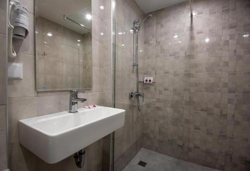 غرفة ديلوكس, Ariana