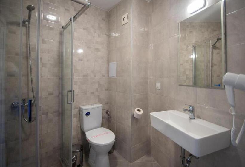 غرفة عائلية, Ariana