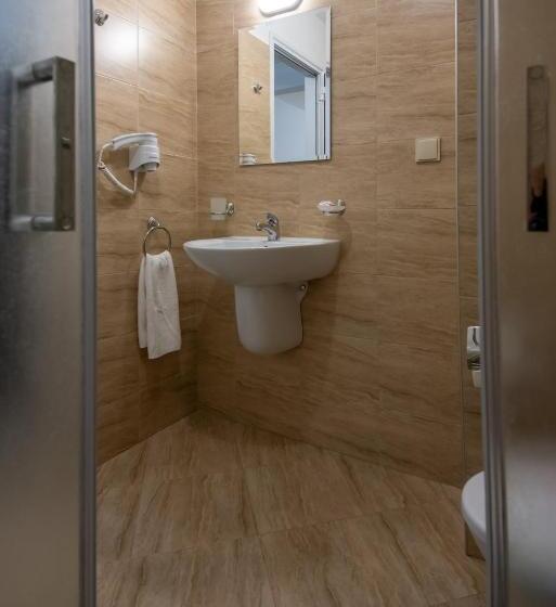 غرفة عائلية, Ariana