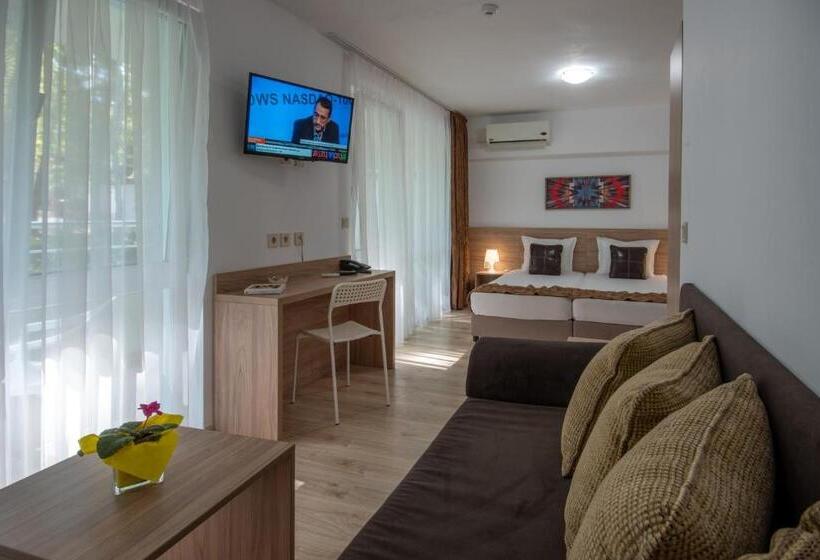 חדר משפחתי, Ariana