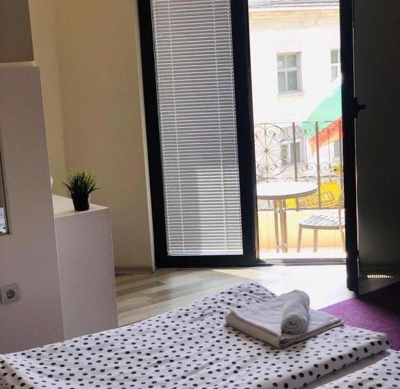 غرفة قياسية, Executive Rooms And Suites Play