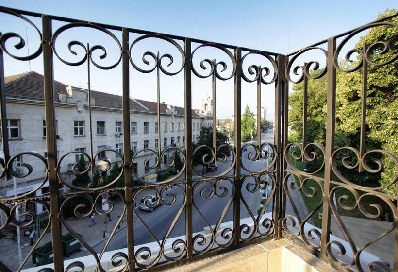 غرفة قياسية, Executive Rooms And Suites Play