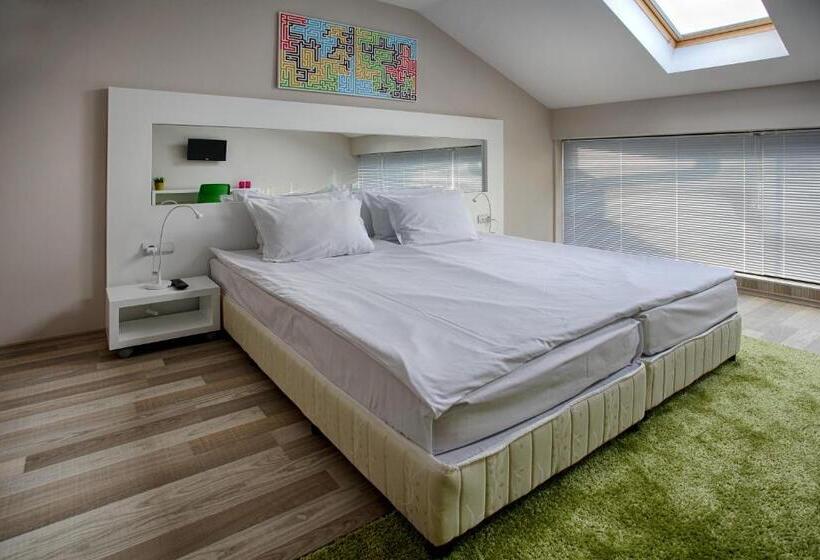 اتاق استاندارد, Executive Rooms And Suites Play
