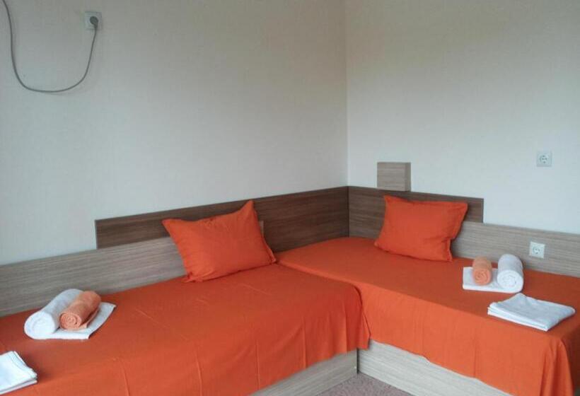 발코니가 있는 4인용 스탠다드 룸, Golden Lion