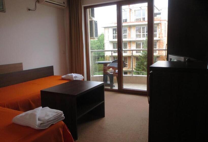 발코니가 있는 4인용 스탠다드 룸, Golden Lion