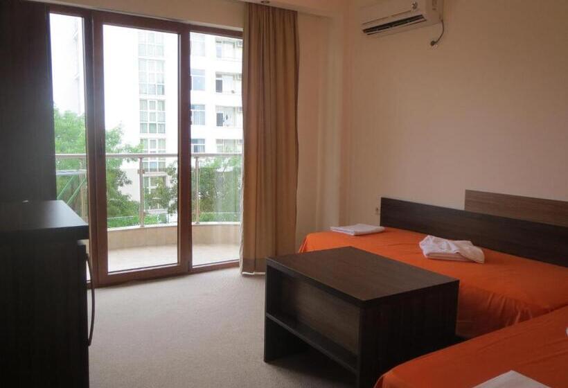 발코니가 있는 4인용 스탠다드 룸, Golden Lion