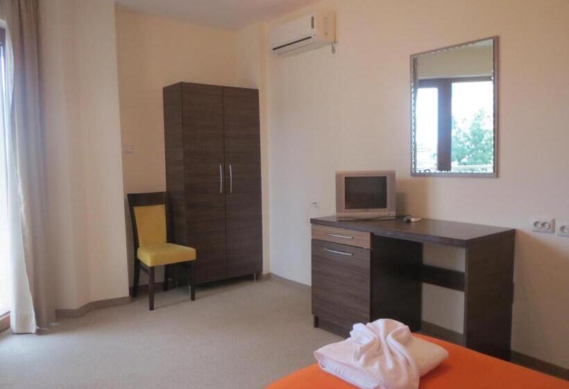 חדר לארבעה סטנדרטי עם מרפסת, Golden Lion