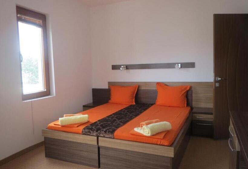 발코니가 있는 4인용 스탠다드 룸, Golden Lion