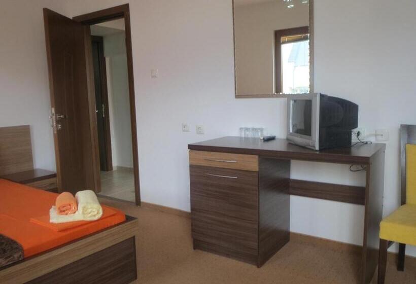 발코니가 있는 4인용 스탠다드 룸, Golden Lion