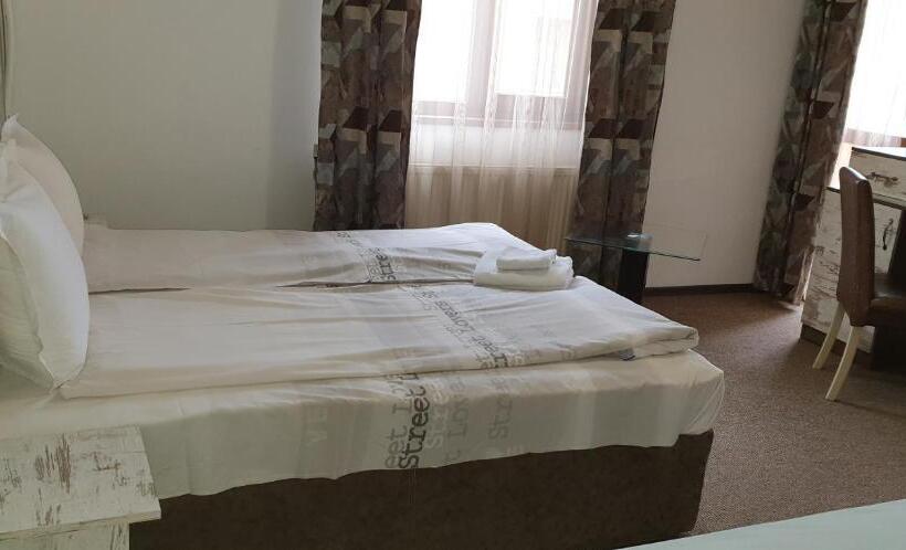 标准间带阳台, Priyateli   Friends