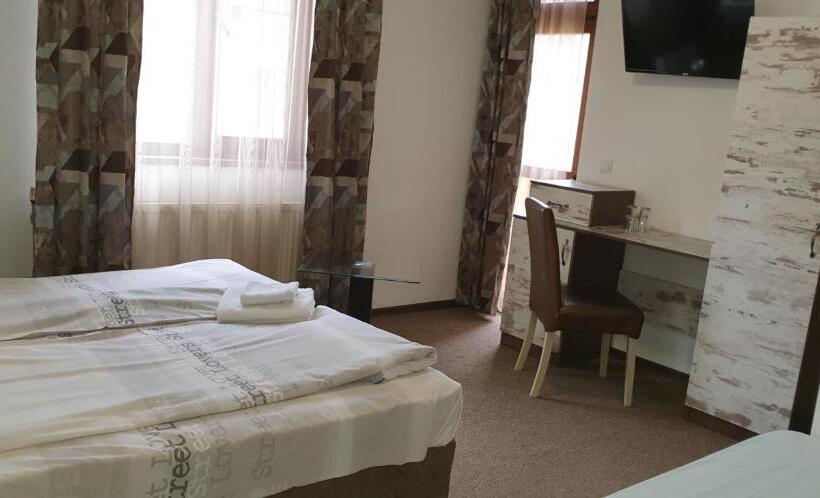 标准间带阳台, Priyateli   Friends