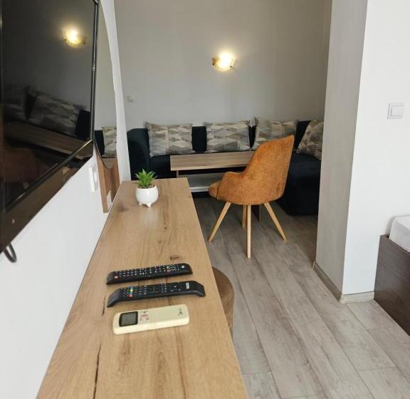 家庭套房, Priyateli   Friends