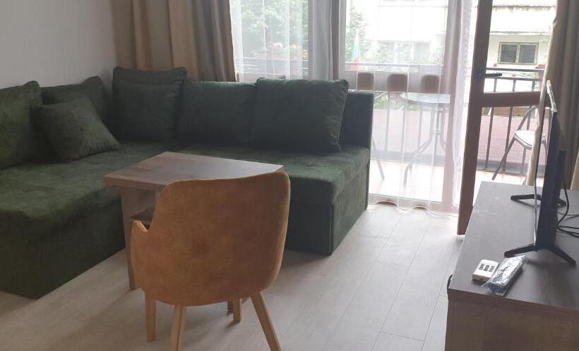 带露台的套间, Priyateli   Friends