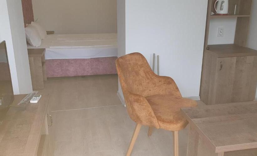 带露台的套间, Priyateli   Friends